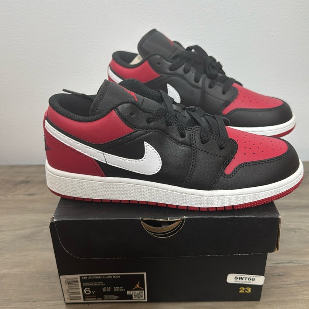 Jordan 1 low Alternate bred black red and white NIB 6Y